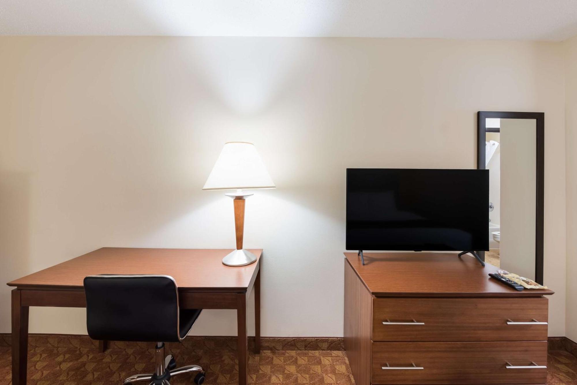 Best Western Lakewood Inn Гіброн Екстер'єр фото